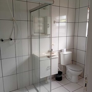 Habitación estándar con 2 camas individuales | Baño | Ducha, toallas y papel higiénico