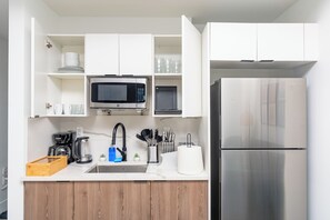 Fridge, microwave, stovetop, dishwasher