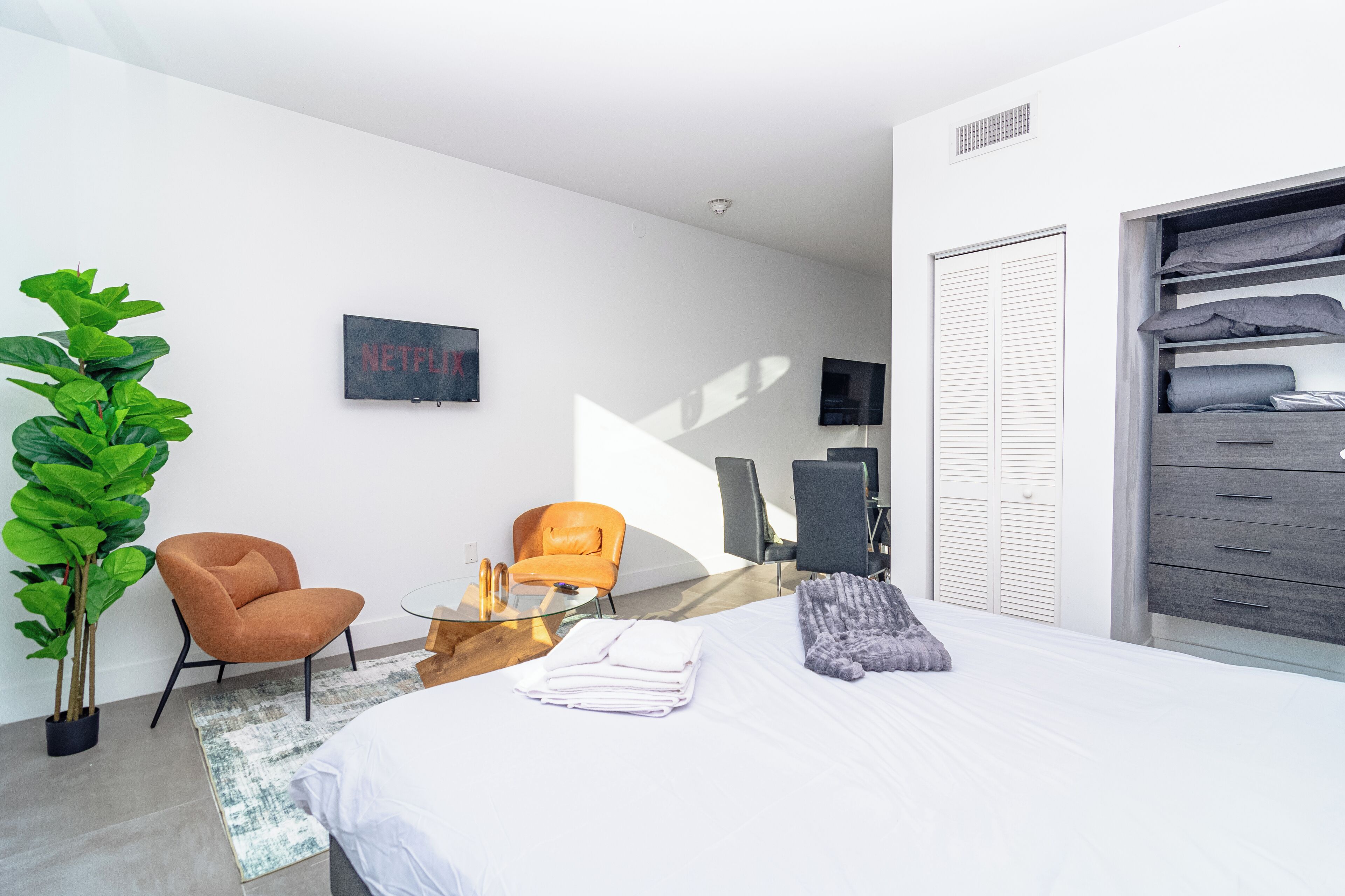 1 habitación, tabla de planchar con plancha, wifi gratis y ropa de cama 