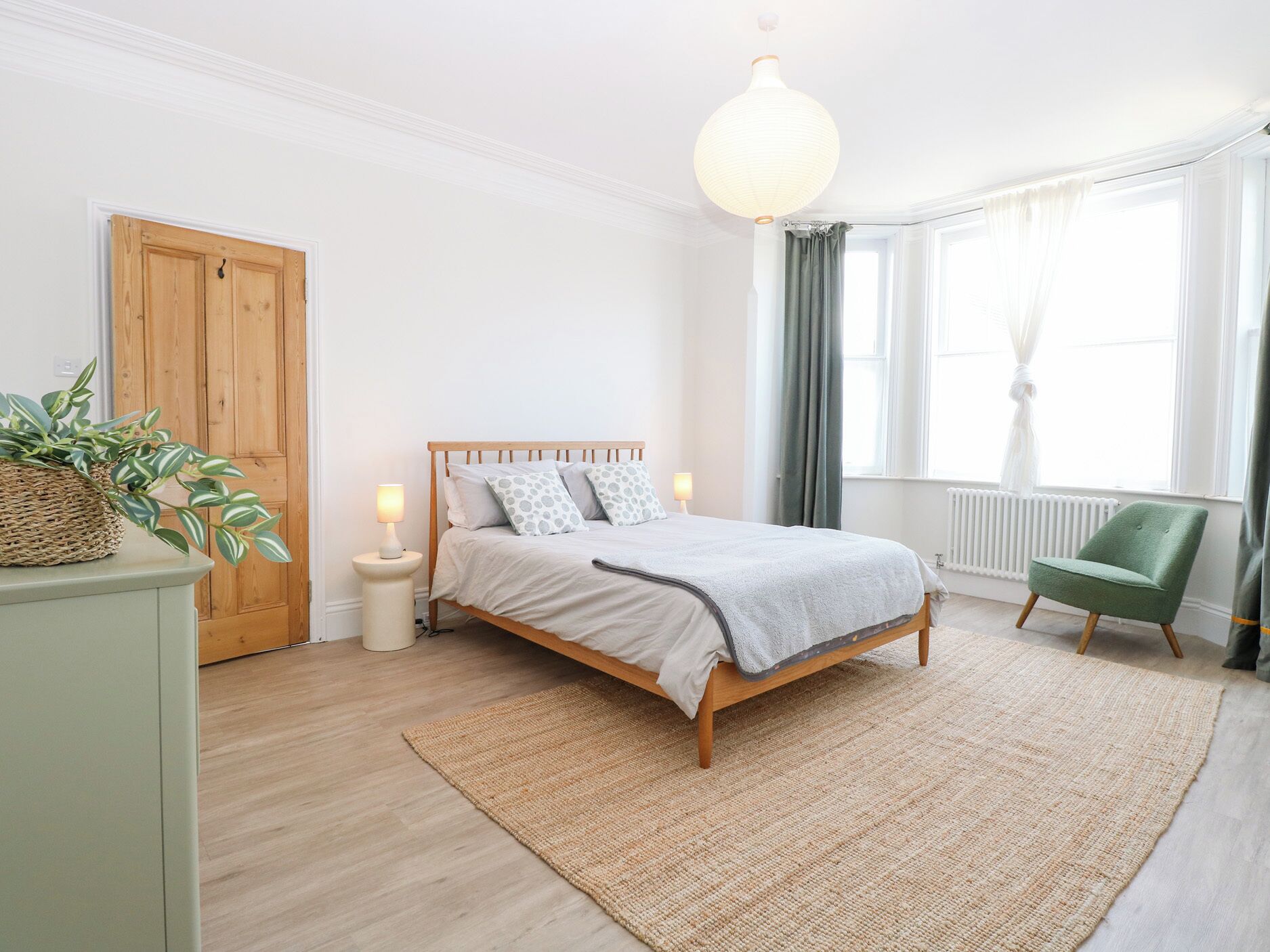2 Schlafzimmer, individuell dekoriert, individuell eingerichtet