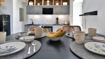 Een koelkast, een microgolfoven, een oven, een vaatwasser