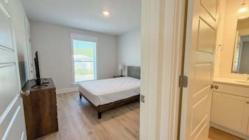 3 bedrooms, iron/ironing board, WiFi, bed sheets