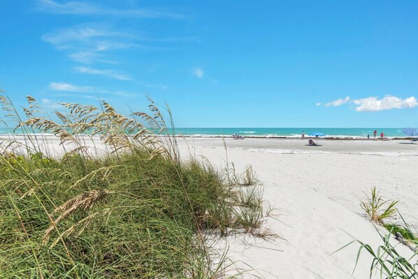 På stranden