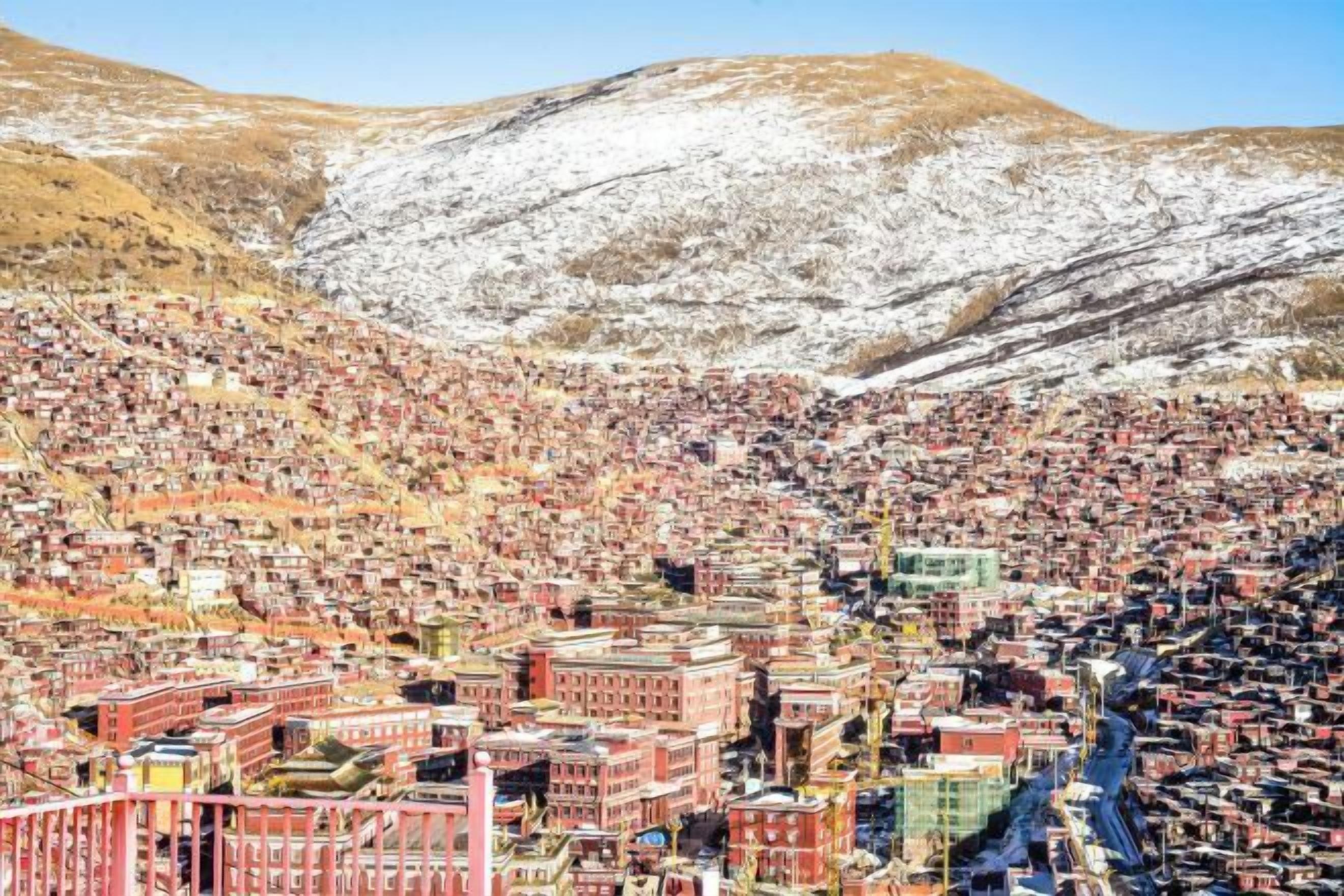 Un área urbana densa con edificios ubicados cerca unos de otros en una ladera.
