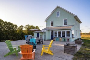 Terrace/patio - NEW! Cozy Retreat-Mins to Beach/Outdoor Dining/Firepit (Berlin)