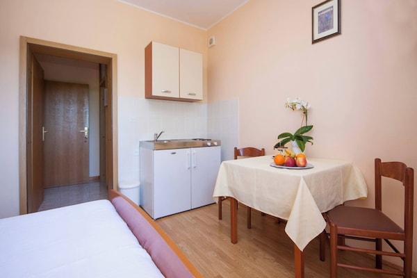 Inviting Holiday Apartment In Primosten - Primošten
