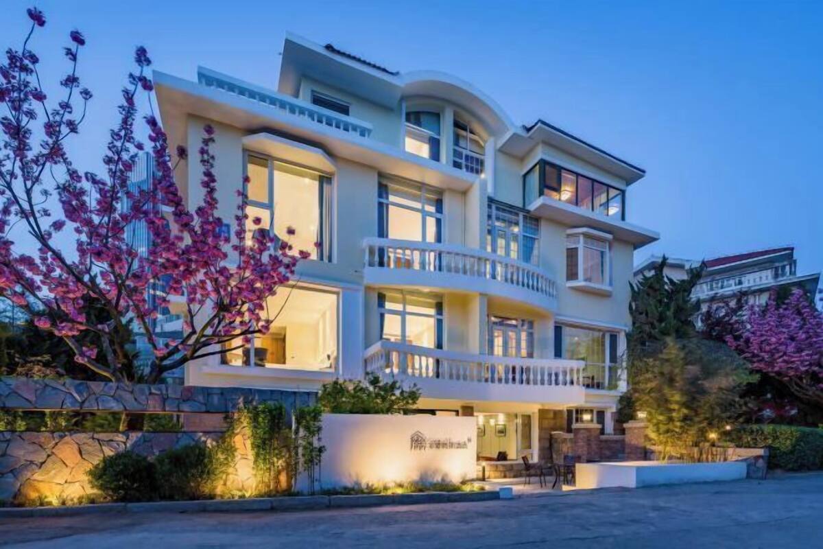 Ein mehrstöckiges Hotel mit modernem Design, mit Balkonen und großen Fenstern.