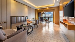 Una sala moderna con sofá, mesa de centro y comedor.