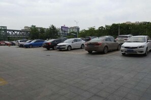 Free self parking - Sweet Fruit Charm International Hotel (Foshan West Station Shati Airport Store) (Foshan)