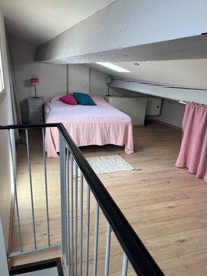 2 chambres, fer et planche à repasser, literie fournie