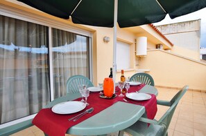 Apartment | Outdoor dining - Apartment in Roses, 50 m From Beach (Roses)