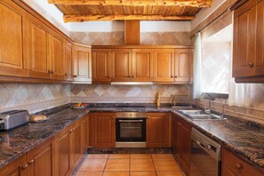 Réfrigérateur, four à micro-ondes, lave-vaisselle, grille-pain