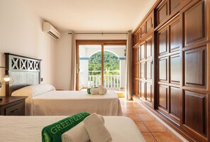 5 bedrooms, iron/ironing board, Internet, bed sheets