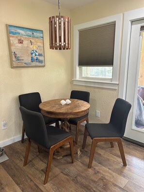Dining - Charming 2-bed cottage located in the peaceful, 4x4 area of Carova Beach (Carova Beach)