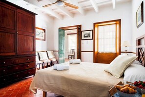 Iron/ironing board, free WiFi, bed sheets