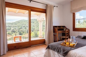 3 bedrooms, iron/ironing board, internet, bed sheets