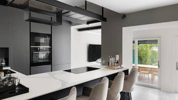 Two-Bedroom Private Pool House, Lake View (Annex Building) | Eigene Küche