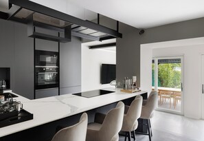 Two-Bedroom Private Pool House, Lake View (Annex Building) | Eigene KĂŒche