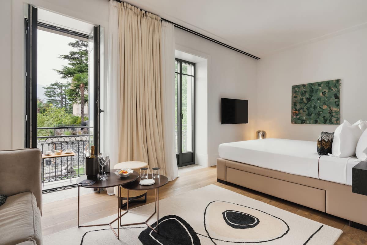 Suite junior, vista parcial al lago | 1 habitación, ropa de cama de alta calidad y edredón
