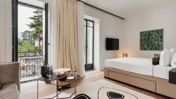 Junior suite, gedeeltelijk uitzicht op meer | 1 slaapkamer, luxe beddengoed, donzen dekbedden, een kluis op de kamer