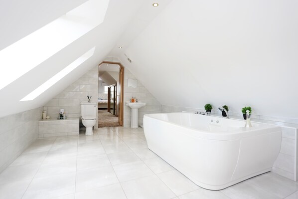 Shower, hair dryer, towels, shampoo - Greenknowes Entire Private Estate (Blairadam)