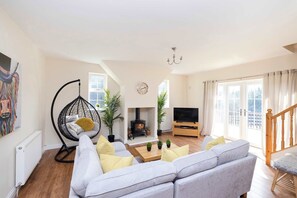 TV, fireplace, offices - Greenknowes Entire Private Estate (Blairadam)