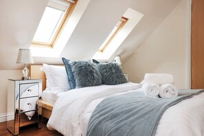 11 bedrooms, iron/ironing board, WiFi, bed sheets - Greenknowes Entire Private Estate (Blairadam)