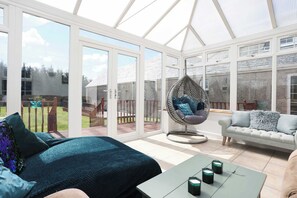 Télévision, cheminée, espaces bureaux