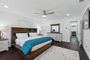 4 Schlafzimmer, Schreibtisch, Bügeleisen/Bügelbrett, Reisekinderbett