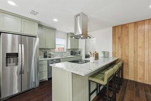 Fridge, microwave, oven, stovetop - The Four Nests in Richardson (Richardson)