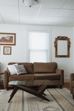 Living area - 2-bedroom apartment in Portland, ME with WiFi, AC. Enjoy your stay! (Portland)