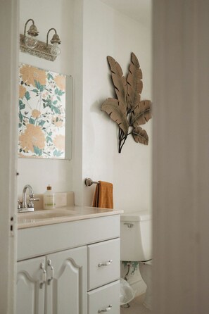 Sèche-cheveux, serviettes fournies, savon, papier toilette