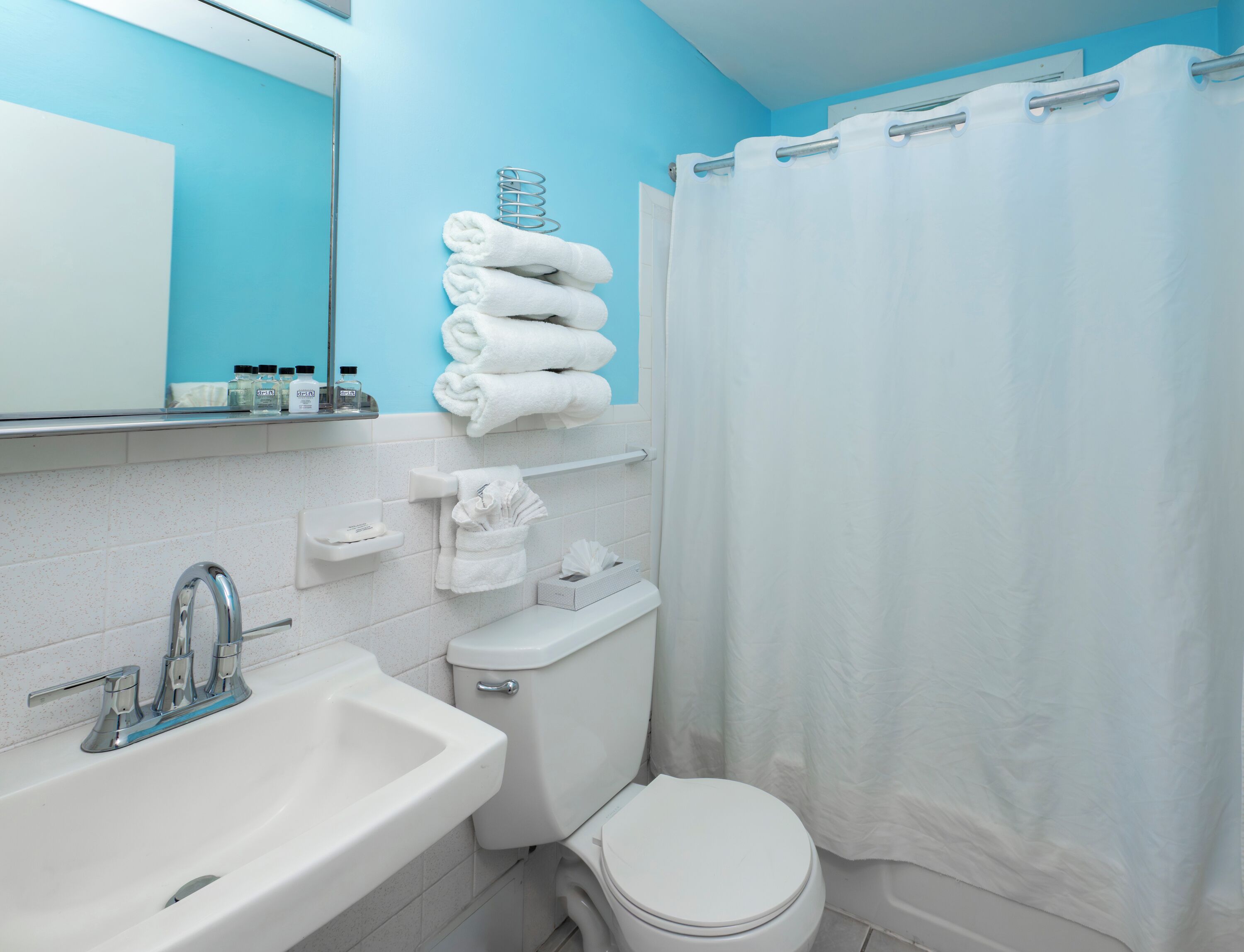 Combined shower/tub, towels, toilet paper