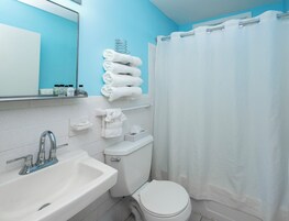 Combined shower/tub, towels, toilet paper