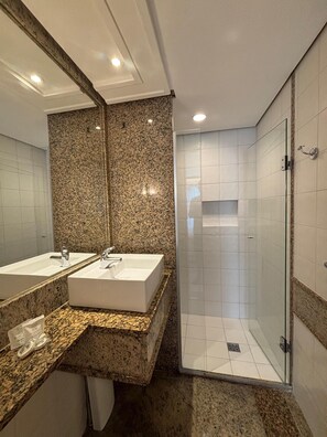 Douche, serviettes fournies, savon, papier toilette