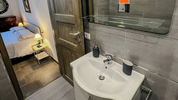 A modern bathroom with a sink, mirror, and toilet. - Villa da Anna e Turi - a 5 minuti dal mare (Budoni)