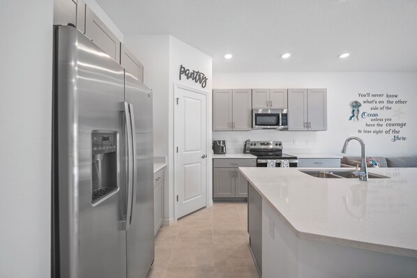 Réfrigérateur, micro-ondes, four, plaque de cuisson