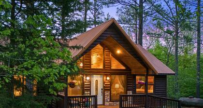 Couple’s Retreat | Fire Pit | Sunroom w/Hot Tub