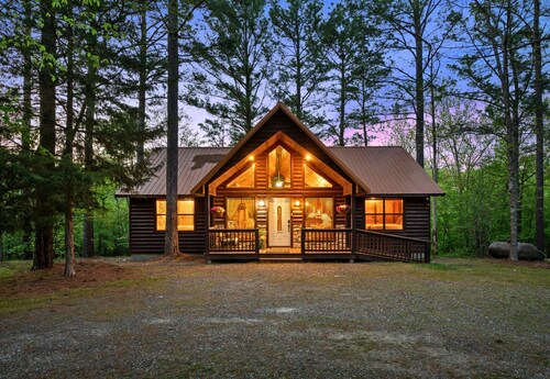 Couple’s Retreat | Fire Pit | Sunroom w/Hot Tub
