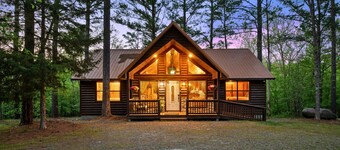 Couple’s Retreat | Fire Pit | Sunroom w/Hot Tub
