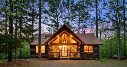 Couple’s Retreat | Fire Pit | Sunroom w/Hot Tub