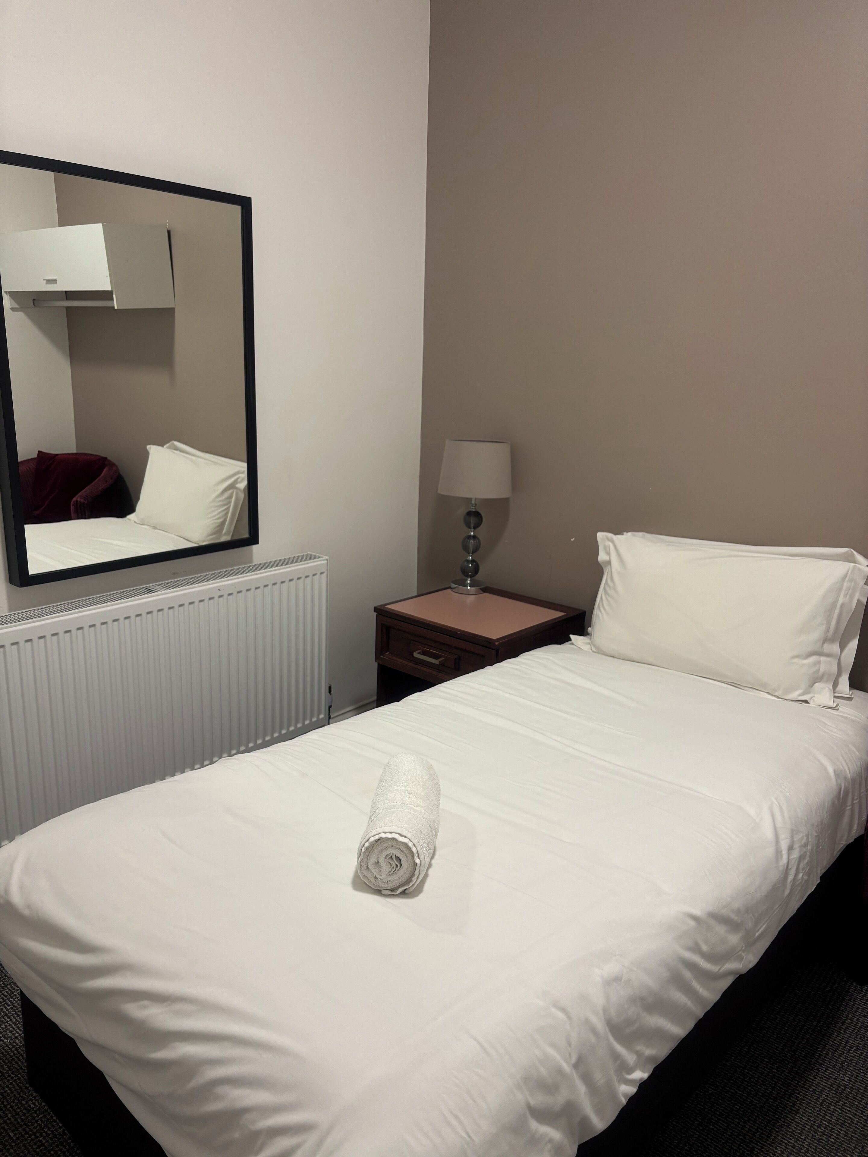 غرفة فردية بتجهيزات أساسية | واي فاي مجانًا وملاءات أسرّة