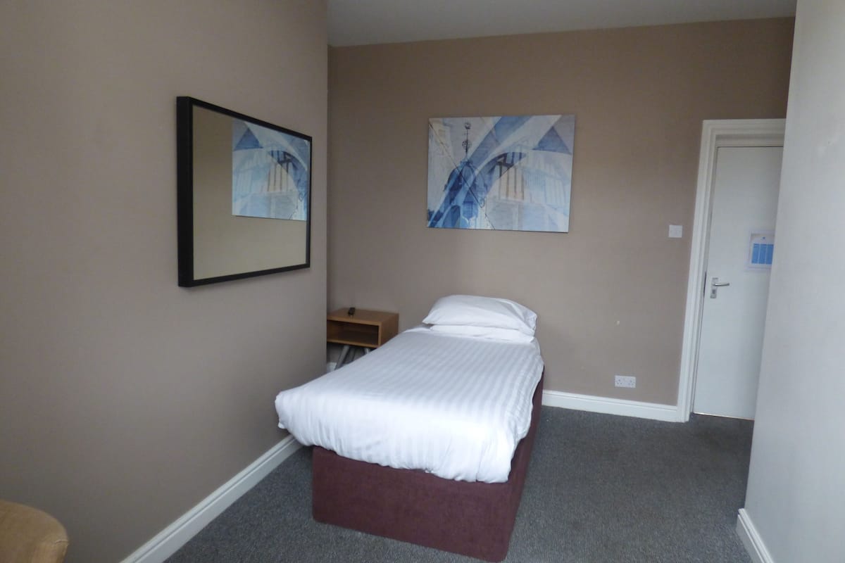 Basic Single Room | Free WiFi, bed sheets