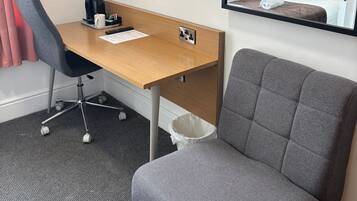 基础单人房 | 起居区 | 电视