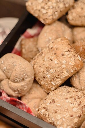 Free daily buffet breakfast - NAOMI Rooms (Salorno)