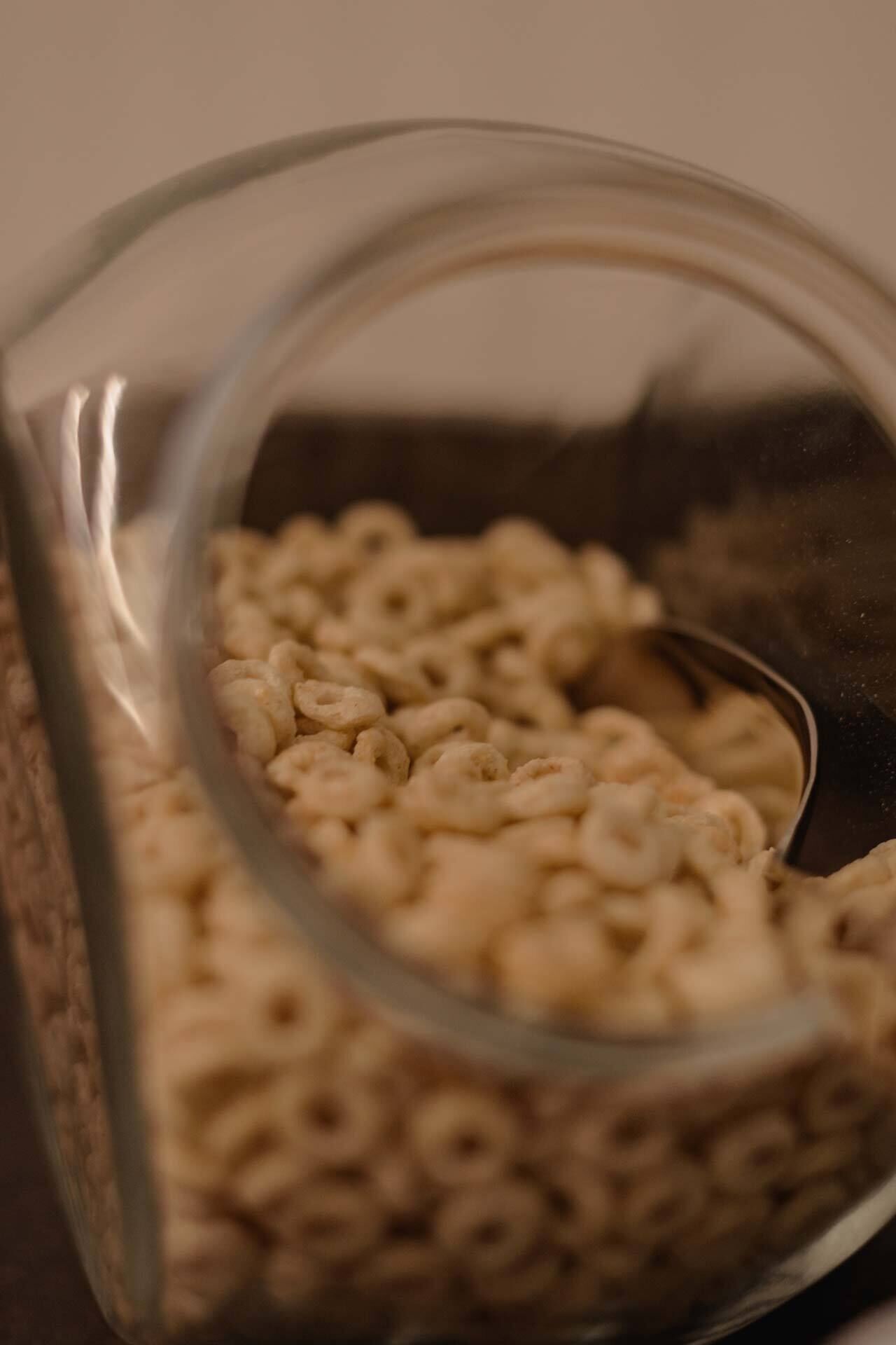 Un recipiente de vidrio lleno de copos de cereales.