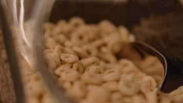 Un recipiente de vidrio lleno de copos de cereales.