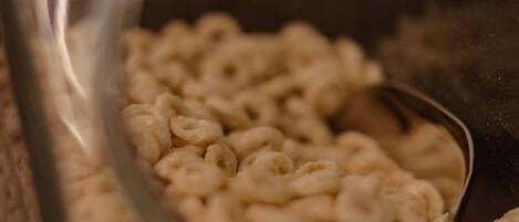 Een glazen pot gevuld met cornflakes.