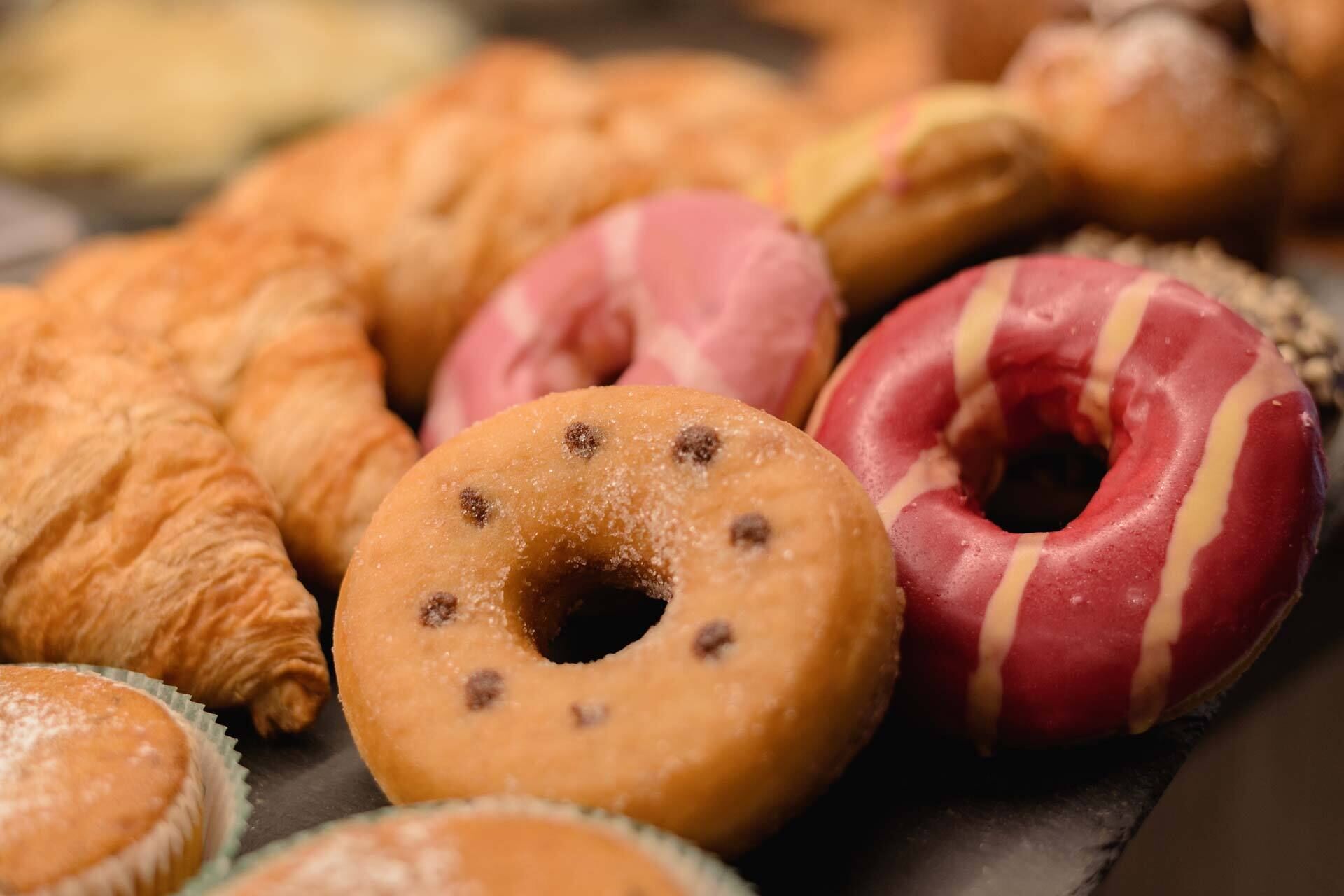 Un assortiment de beignets et de viennoiseries.