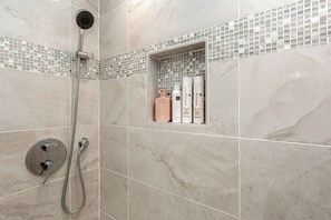 Dusche, Haartrockner, Bidet, Handtücher